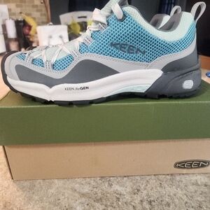 Keens Hiking Shoe women's 9.5